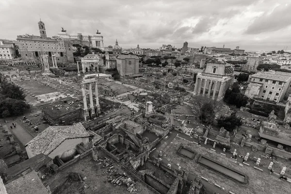 ROMA - 13 de janeiro: Vista do Fórum Romano em 13 de janeiro de 2016 em Roma, Itália . — Fotografia de Stock