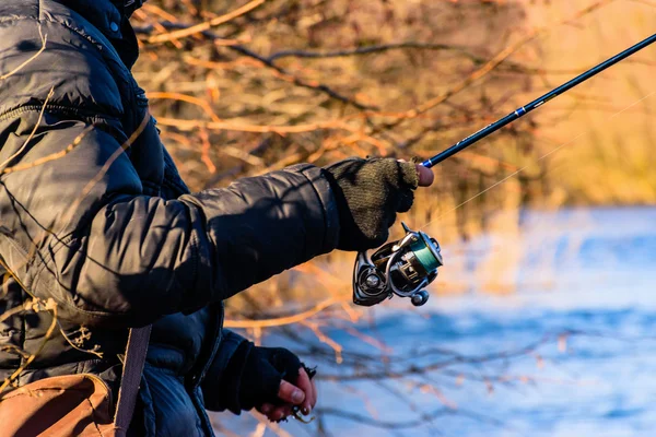 Pescatore sulla riva del fiume — Foto Stock