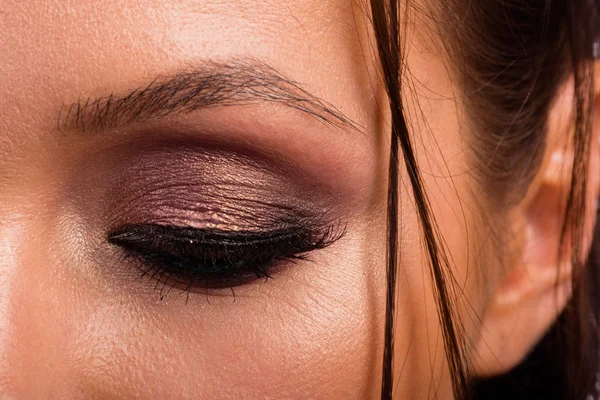 Stora professionella make-up ögon. Glitter, ögonskugga, highlighter, eyeliner. Syna av flicka närbild. — Stockfoto