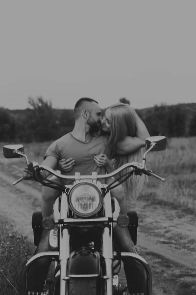 Young couple in a field — Stock Photo, Image