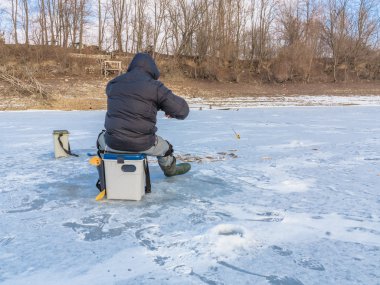 Güzel kış manzara Nehri üzerinde. Buz nehirde. Balık tutma kış