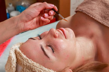 Güzellik bakımları için sorun cilt. Krem uygulamak kız spa salonda.