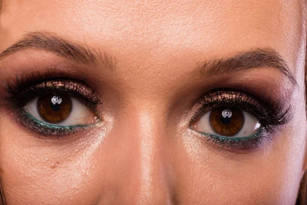 Grandes ojos de maquillaje profesional. Brillo, sombra de ojos, iluminador, delineador de ojos. Ojo de niña primer plano . — Foto de Stock