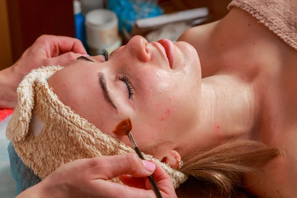 Güzellik bakımları için sorun cilt. Krem uygulamak kız spa salonda.