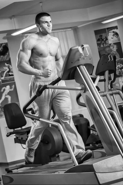 Um homem muito forte está envolvido no ginásio. — Fotografia de Stock
