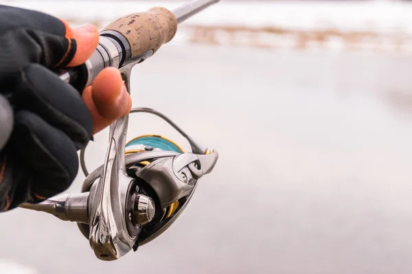 El pescador pesca en el invierno que gira —  Fotos de Stock