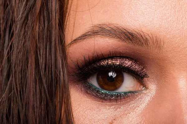 Superbes yeux de maquillage professionnels. Paillettes, ombre à paupières, illuminateur, eye-liner. Œil de fille gros plan . — Photo