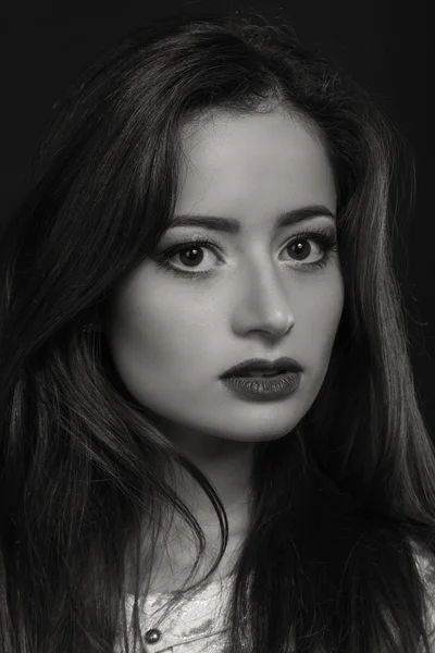 Belo retrato preto e branco de uma jovem mulher — Fotografia de Stock