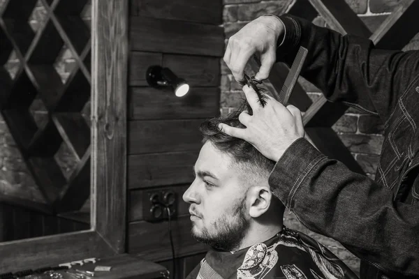 Barbería de clientes. Peluqueros peinado al cliente. Aseo —  Fotos de Stock