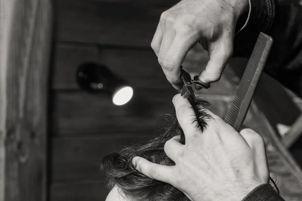 Barbearia de clientes. Cabeleireiros cabelo feito para o cliente. Preparação — Fotografia de Stock