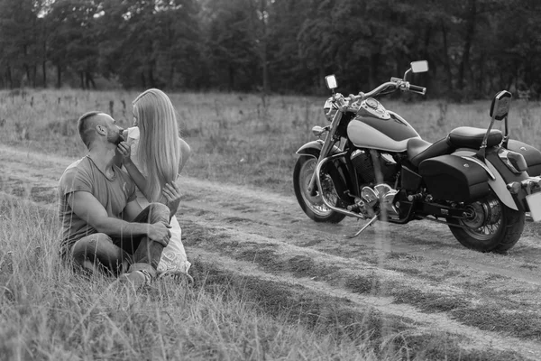 Jong paar in een veld — Stockfoto