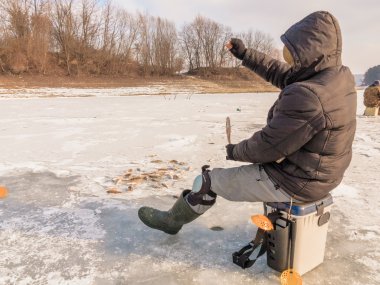 Güzel kış manzara Nehri üzerinde. Buz nehirde. Balık tutma kış