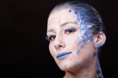 Sanat makyaj. Güzel kadın portre makyajlı, yakın çekim