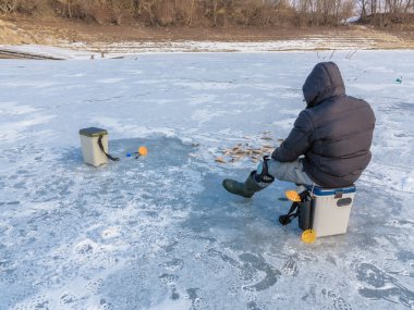 Güzel kış manzara Nehri üzerinde. Buz nehirde. Balık tutma kış