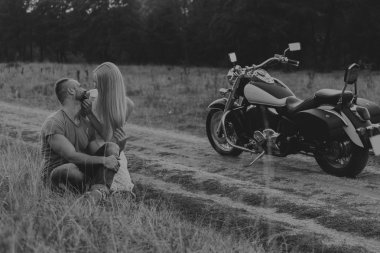 Genç bir çift tarlada