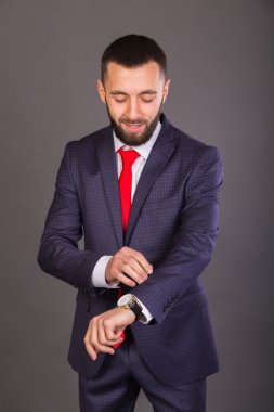 İş takım elbiseli genç şık işadamı.