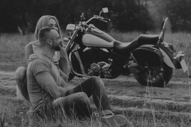 Genç bir çift tarlada