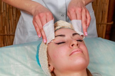 Güzellik bakımları için sorun cilt. Krem uygulamak kız spa salonda.