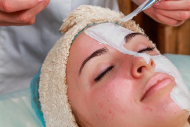 Güzellik bakımları için sorun cilt. Krem uygulamak kız spa salonda.