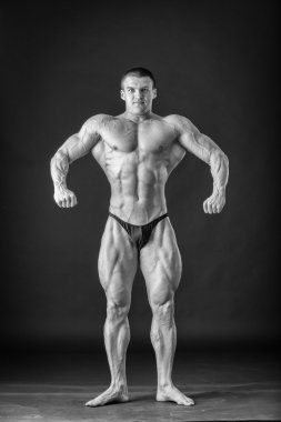 Çok güçlü bir adam salonda yapmaktadır