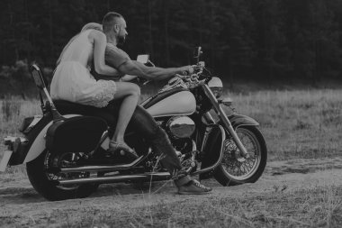 Genç bir çift tarlada