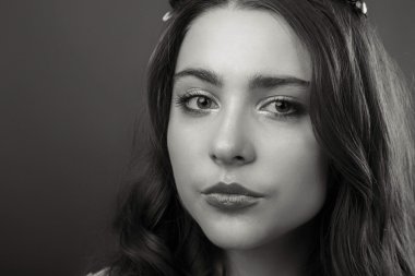 Hafif bir arka plan üzerinde kısa bir etek bir kız. Güzel ve genç birbayan. Güzel profesyonel makyaj.