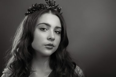 Hafif bir arka plan üzerinde kısa bir etek bir kız. Güzel ve genç birbayan. Güzel profesyonel makyaj.