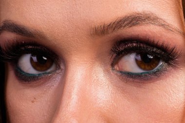 Büyük profesyonel makyaj gözleri. Glitter, göz farı, fosforlu kalem, göz kalemi. Kız yakın çekim göz.