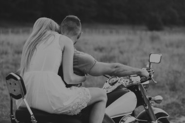 Genç bir çift tarlada