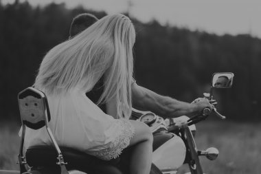 Genç bir çift tarlada