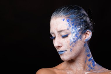 Sanat makyaj. Güzel kadın portre makyajlı, yakın çekim