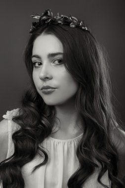 Hafif bir arka plan üzerinde kısa bir etek bir kız. Güzel ve genç birbayan. Güzel profesyonel makyaj.