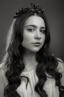 Hafif bir arka plan üzerinde kısa bir etek bir kız. Güzel ve genç birbayan. Güzel profesyonel makyaj.