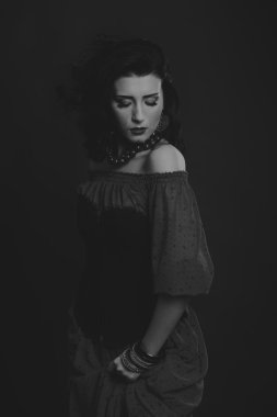 Kırmızı ve siyah elbiseli güzel esmer