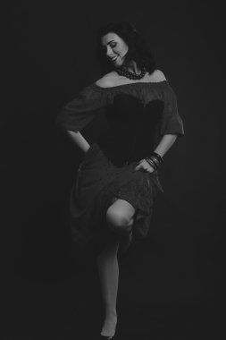 Kırmızı ve siyah elbiseli güzel esmer