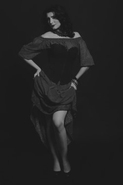 Kırmızı ve siyah elbiseli güzel esmer