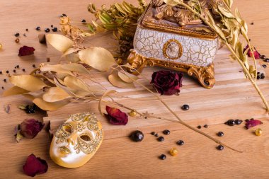 Güzel yaratıcı natürmort. Altın dal kutusu ve tiyatro maskesi.