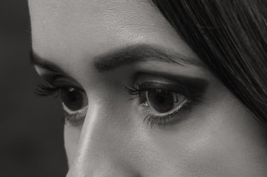 Güzel göz makyajı ve dudakları kapat