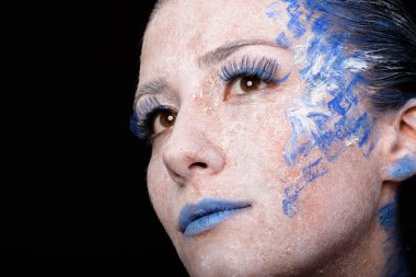 Sanat makyaj. Güzel kadın portre makyajlı, yakın çekim