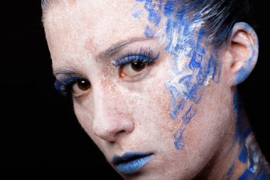 Sanat makyaj. Güzel kadın portre makyajlı, yakın çekim