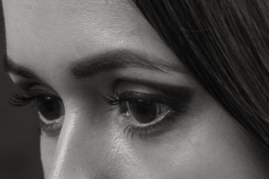 Güzel göz makyajı ve dudakları kapat