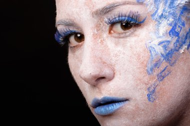 Sanat makyaj. Güzel kadın portre makyajlı, yakın çekim