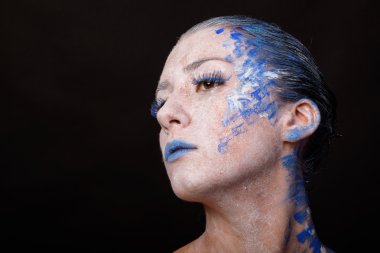 Sanat makyaj. Güzel kadın portre makyajlı, yakın çekim