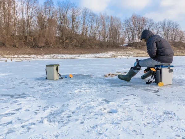 Прекрасный зимний пейзаж на реке. Река во льду. Зимний лов — стоковое фото