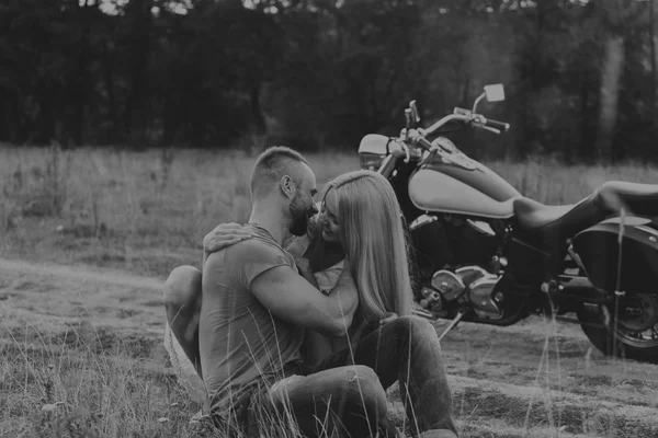 Jovem casal em um campo — Fotografia de Stock