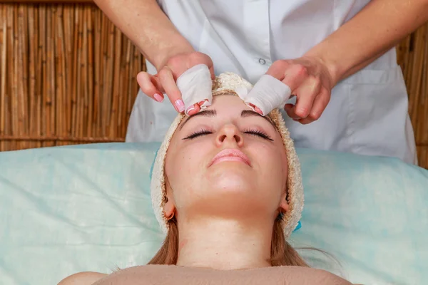 Tratamientos de belleza para piel problemática. La chica en el salón de spa, aplicando crema . — Foto de Stock