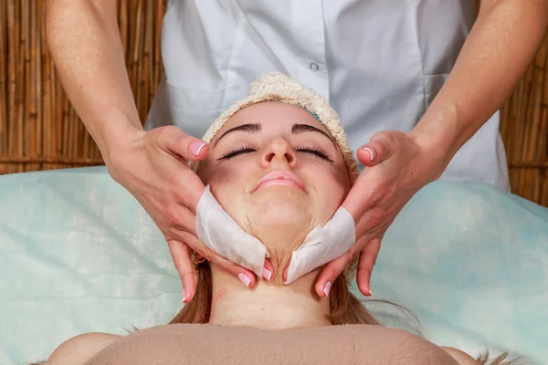 Skönhetsbehandlingar för hudproblem. Flickan i spasalong, tillämpa kräm. — Stockfoto