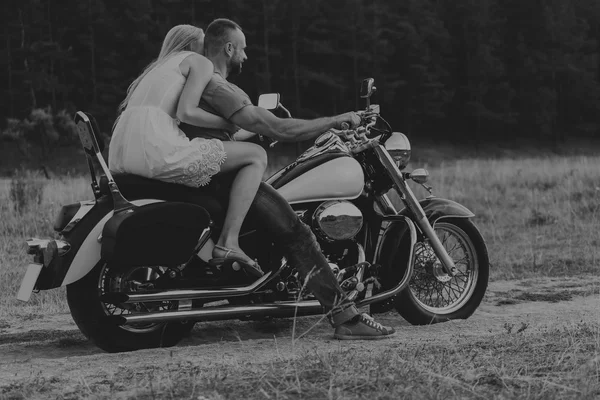 Young couple in a field — Stock Photo, Image