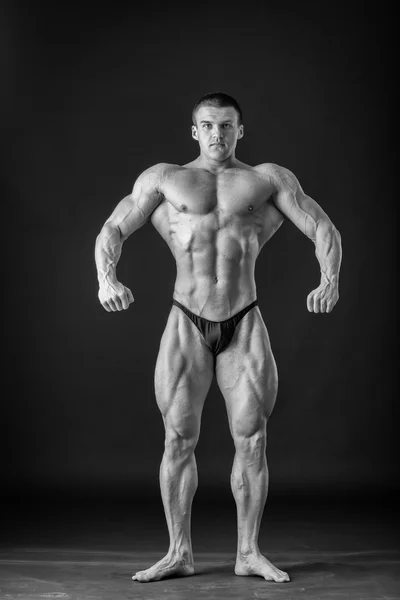 Un hombre muy fuerte se dedica al gimnasio —  Fotos de Stock