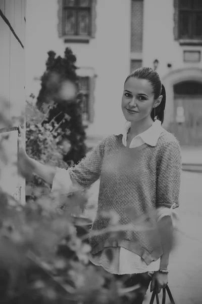 Beautiful girl traveling in the ancient town — Stock Photo, Image